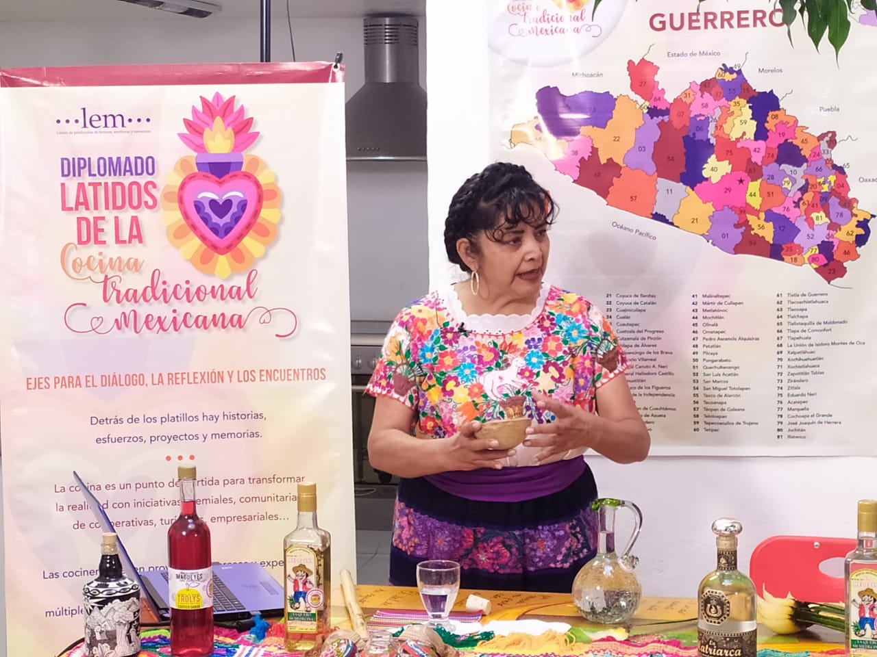 Patricia Acevedo, maestra mezcalera que pone en alto a Guerrero - Revista  la Campiña