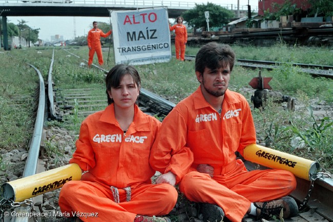 Protesta pacífica llevada a cabo por Greenpeace México en diciembre de 1999.